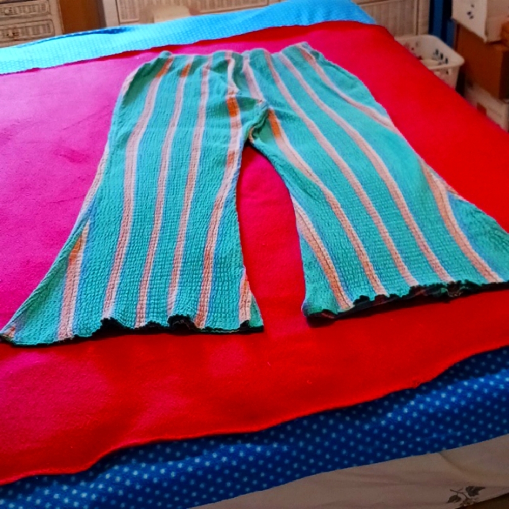 FREE PEOPLE VERY NICE  AND COMFY PANT GREEN WITH STRIPS DIFERENTS COLOR, SIZE SM